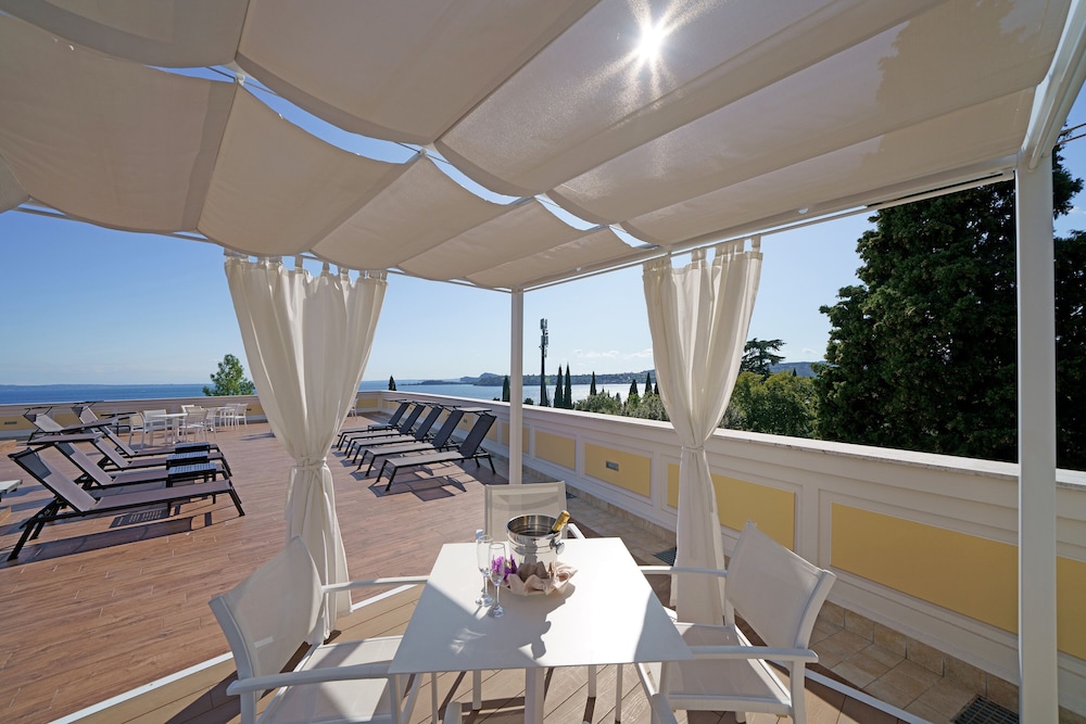 Hotel Villa Sofia — Hotel building in Gardone Riviera, Lombardy