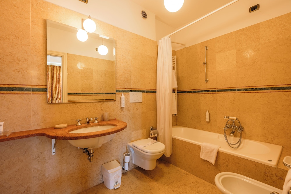 Hotel Villa Sofia — Hotel rooms in Gardone Riviera, Lombardy