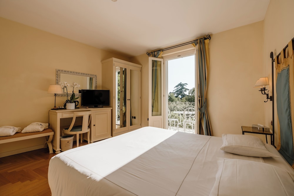 Hotel Villa Sofia — Hotel rooms in Gardone Riviera, Lombardy