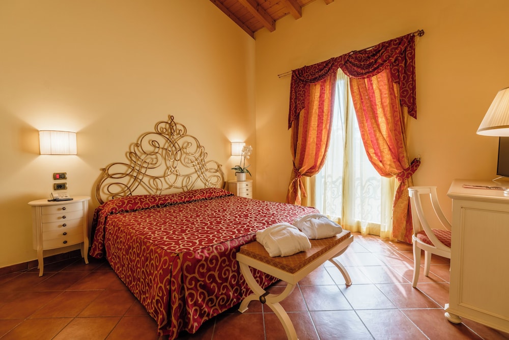Hotel Villa Sofia — Hotel rooms in Gardone Riviera, Lombardy