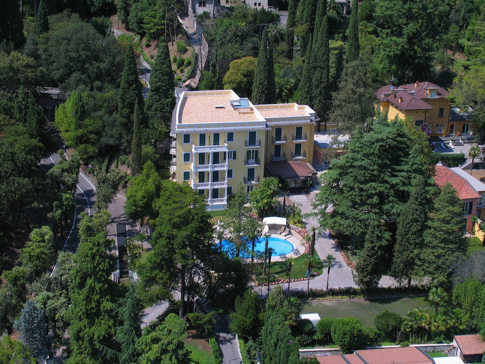 Hotel Villa Sofia — Hotel building in Gardone Riviera, Lombardy