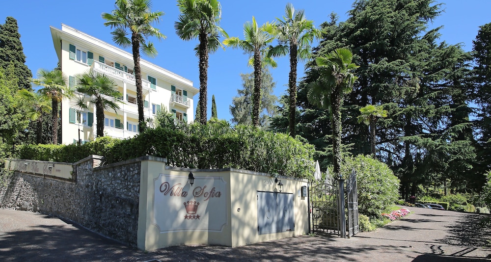Hotel Villa Sofia — Hotel building in Gardone Riviera, Lombardy