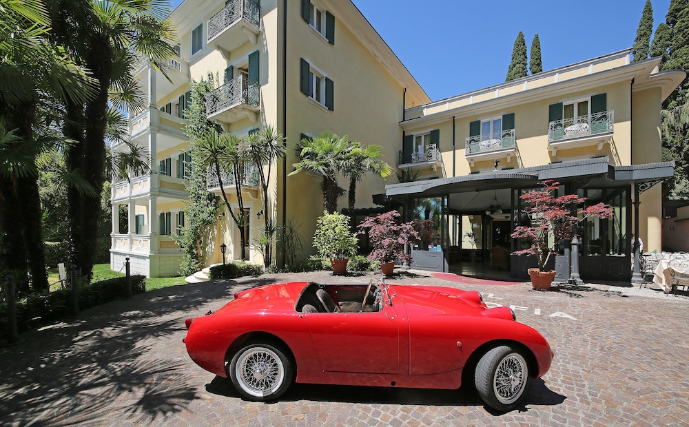 Hotel Villa Sofia — Hotel building in Gardone Riviera, Lombardy
