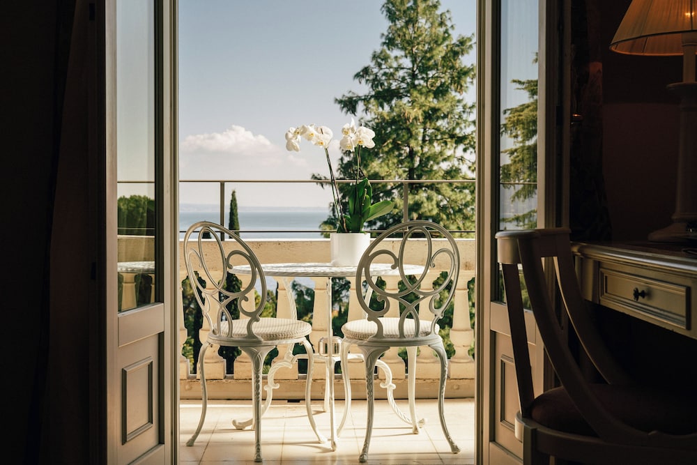 Hotel Villa Sofia — Hotel rooms in Gardone Riviera, Lombardy