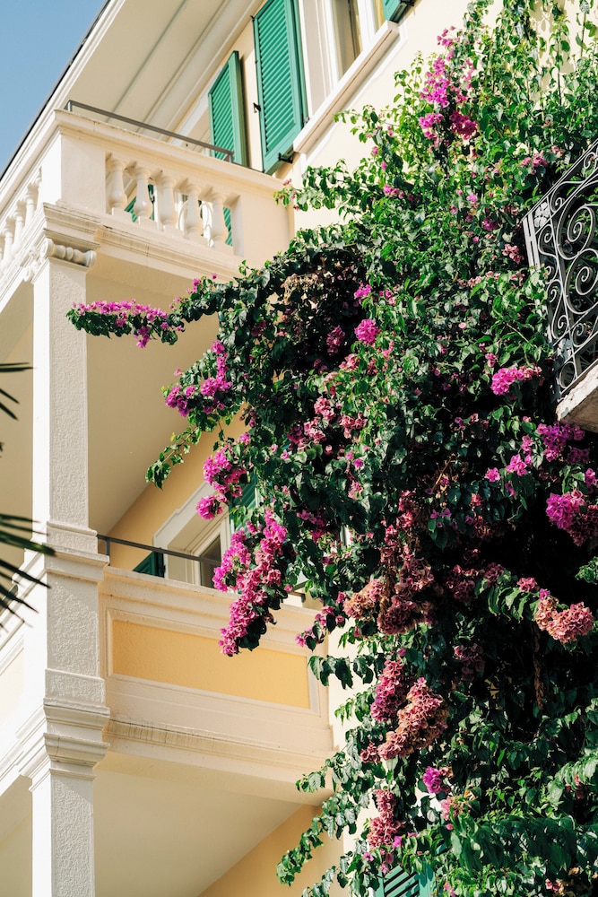 Hotel Villa Sofia — Hotel building in Gardone Riviera, Lombardy