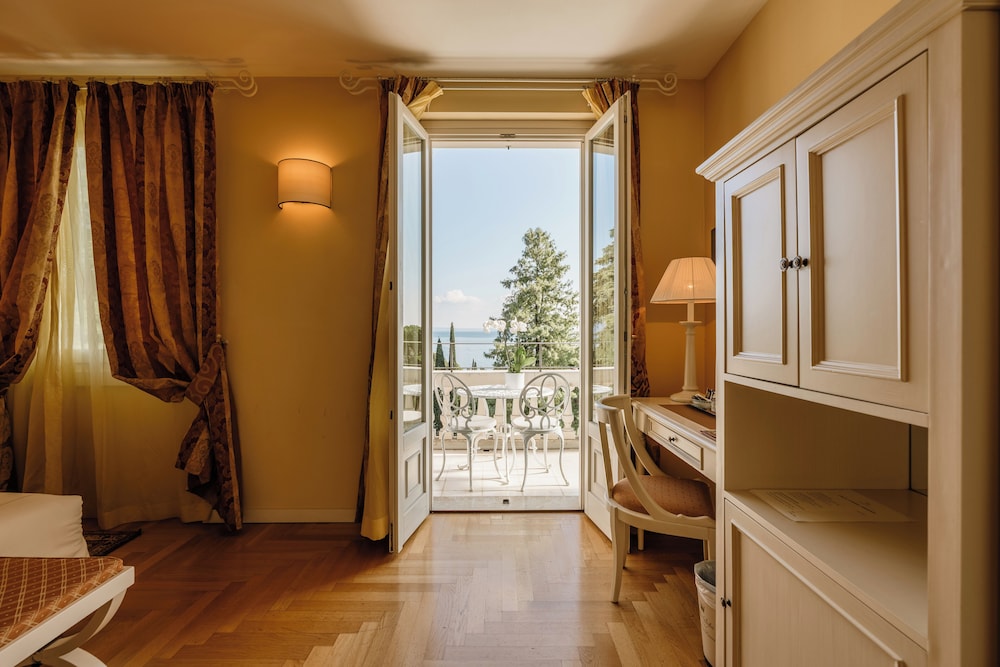 Hotel Villa Sofia — Hotel rooms in Gardone Riviera, Lombardy