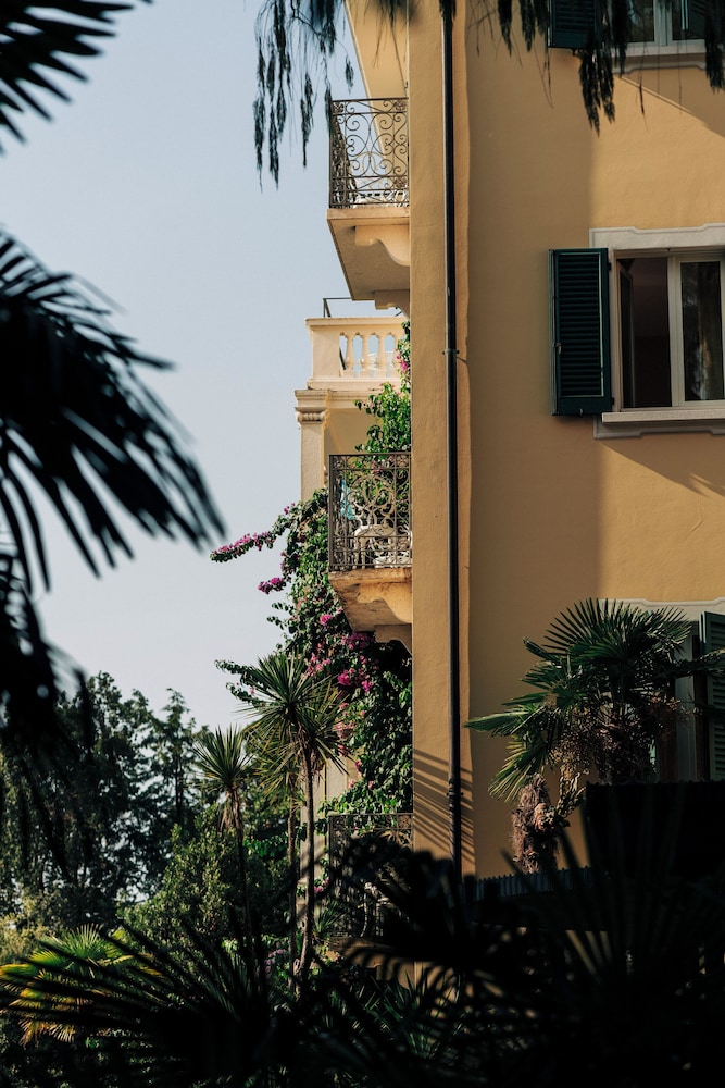 Hotel Villa Sofia — Hotel building in Gardone Riviera, Lombardy