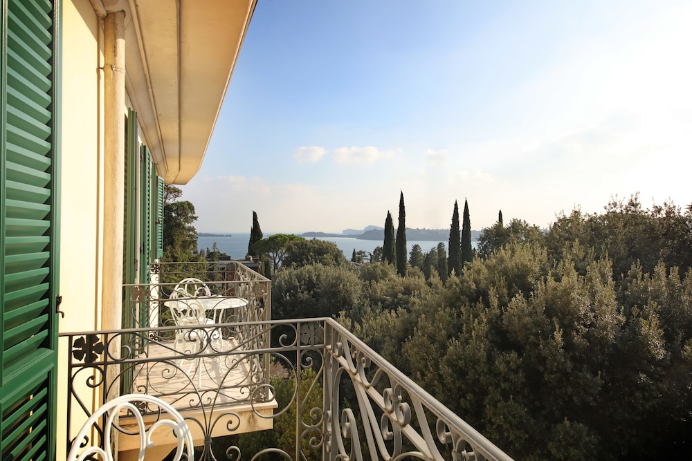 Hotel Villa Sofia — Hotel rooms in Gardone Riviera, Lombardy