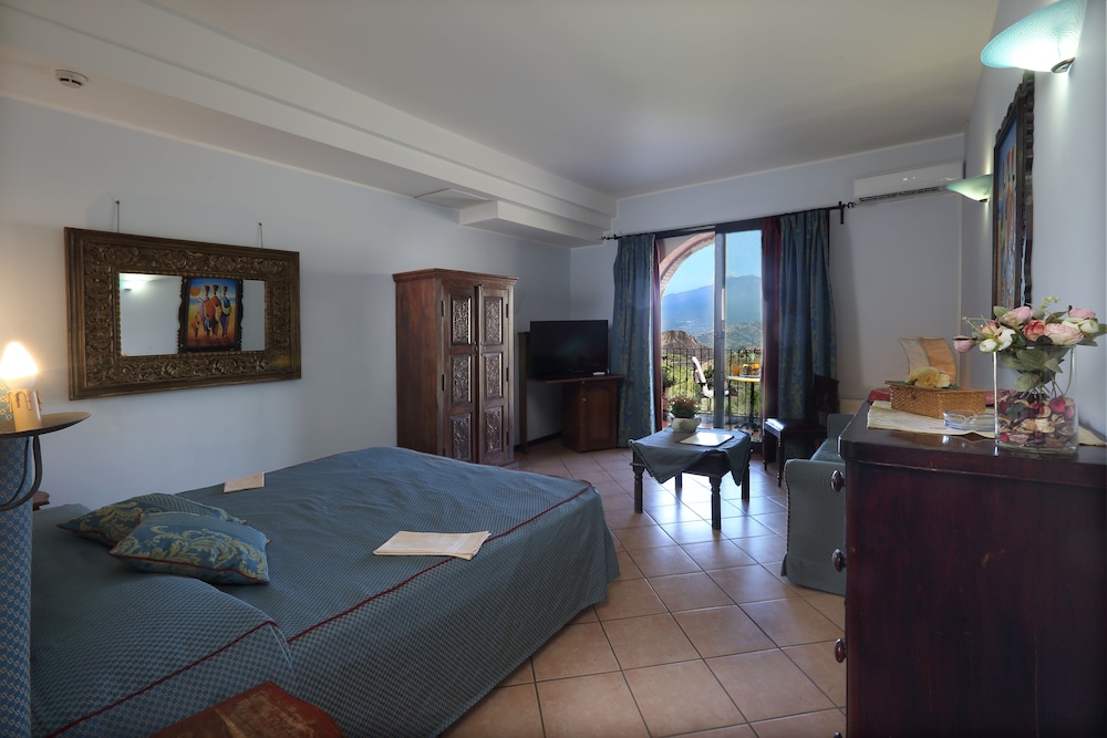Hotel Villa Sonia — Hotel rooms in Castelmola, Sicily