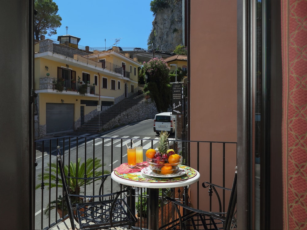 Hotel Villa Sonia — Hotel building in Castelmola, Sicily