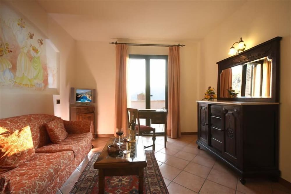 Hotel Villa Sonia — Hotel rooms in Castelmola, Sicily