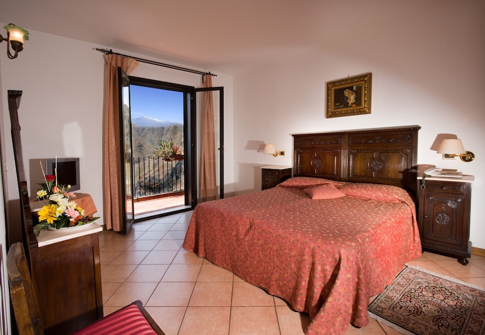 Hotel Villa Sonia — Hotel rooms in Castelmola, Sicily