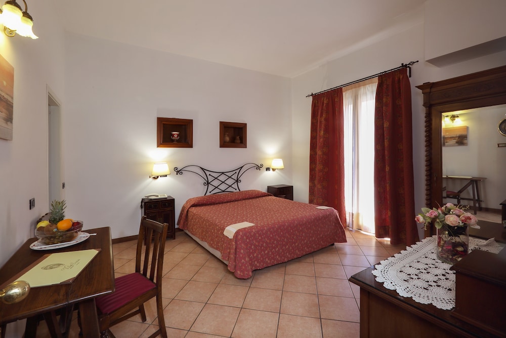 Hotel Villa Sonia — Hotel rooms in Castelmola, Sicily