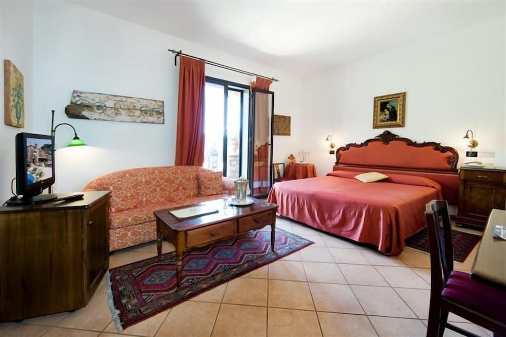 Hotel Villa Sonia — Hotel rooms in Castelmola, Sicily