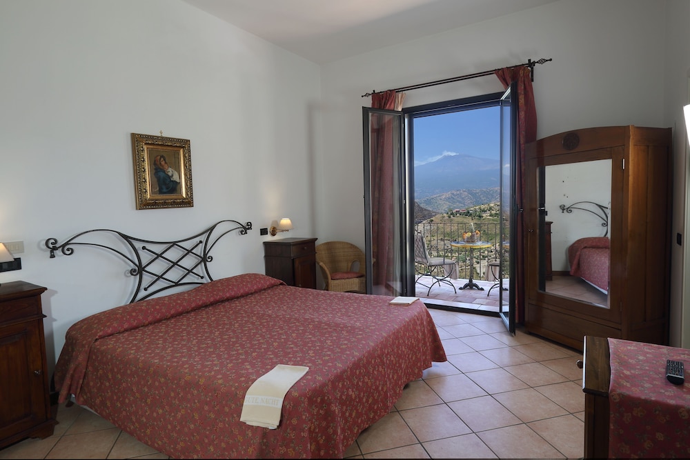 Hotel Villa Sonia — Hotel rooms in Castelmola, Sicily
