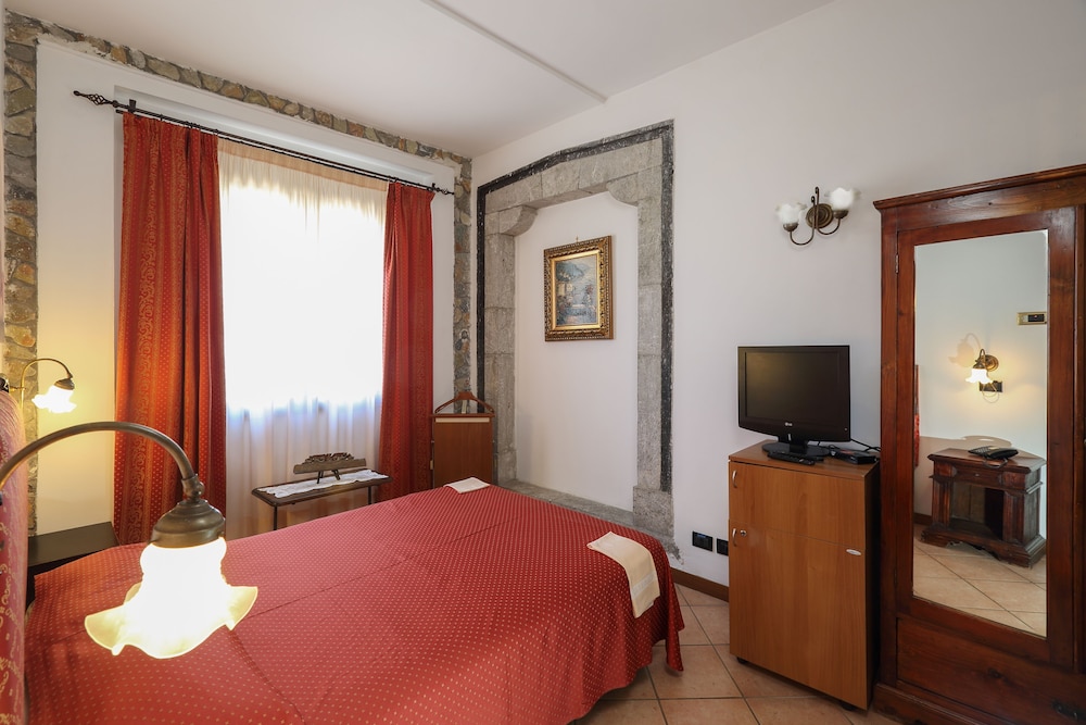 Hotel Villa Sonia — Hotel rooms in Castelmola, Sicily