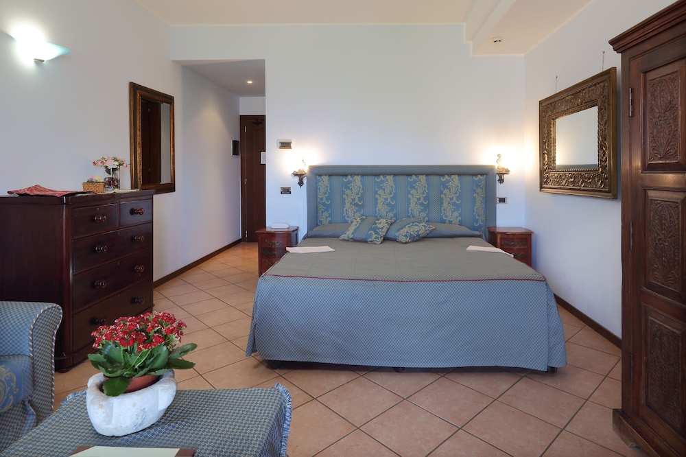 Hotel Villa Sonia — Hotel rooms in Castelmola, Sicily