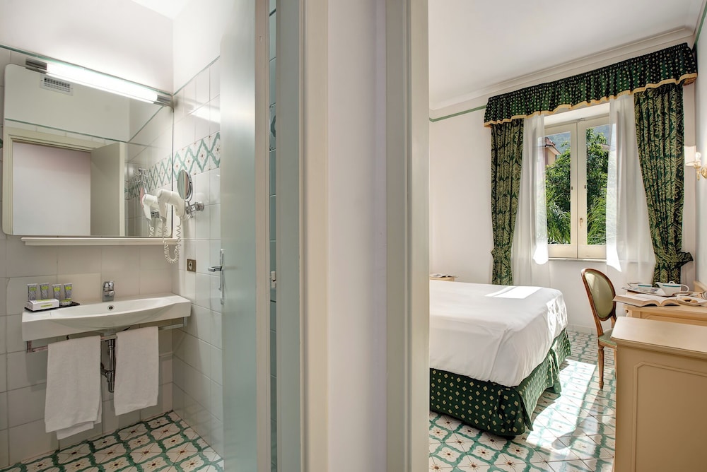Imperial Hotel Tramontano — Hotel rooms in Sorrento, Campania