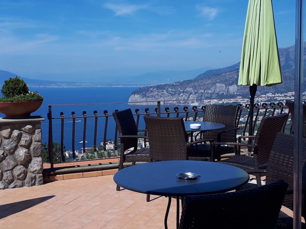 La Vue D'Or — Hotel rooms in Sorrento, Campania