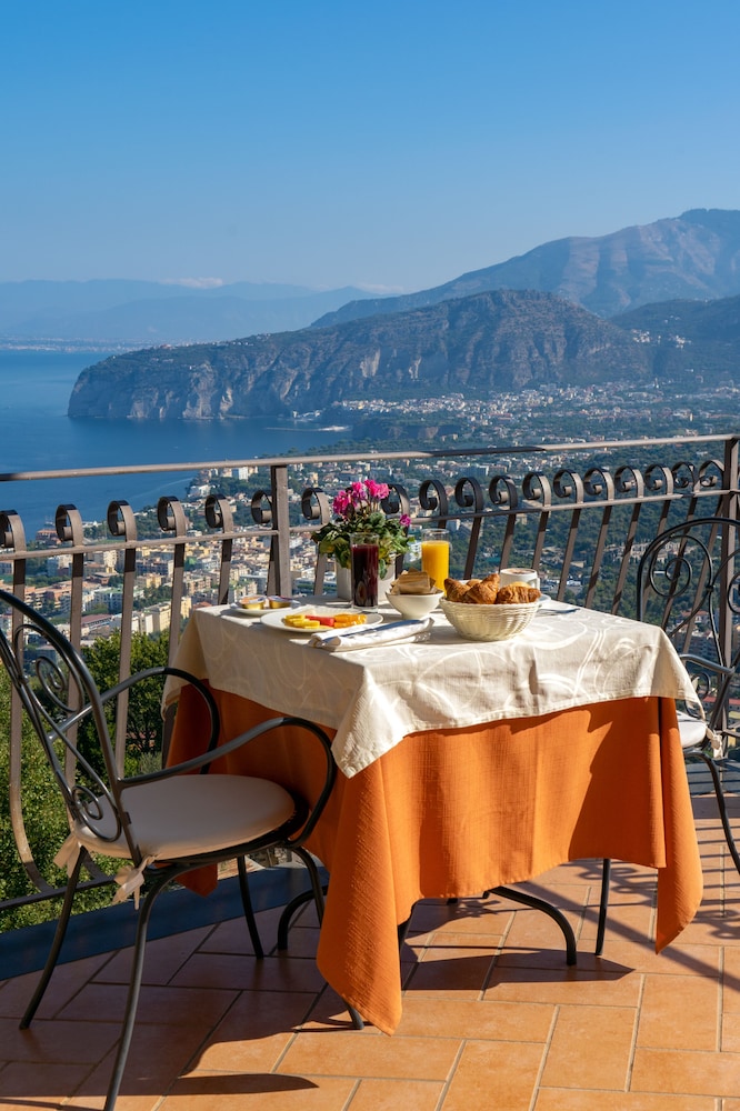 La Vue D'Or — Restaurant & bars in Sorrento, Campania