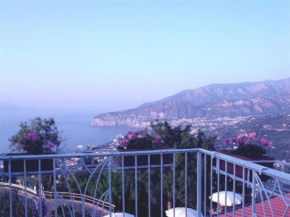 La Vue D'Or — Hotel rooms in Sorrento, Campania