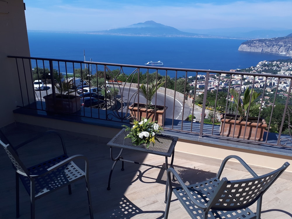 La Vue D'Or — Hotel rooms in Sorrento, Campania