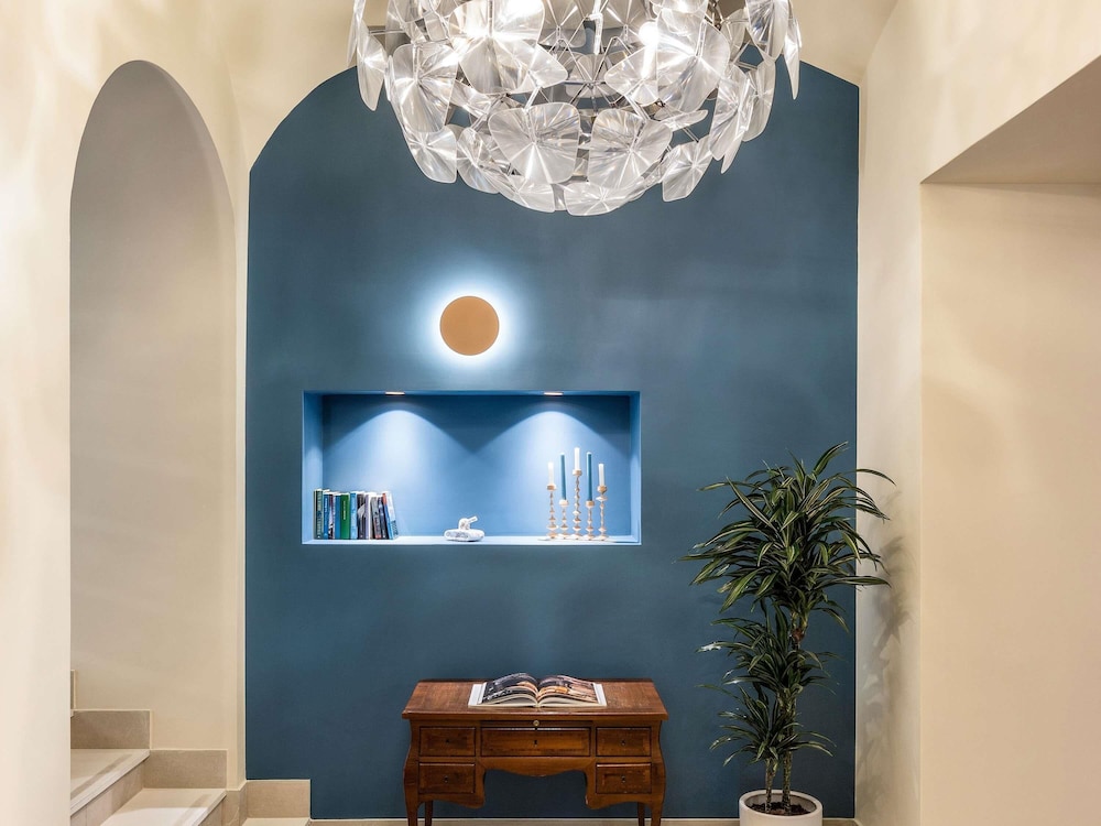 Mercure Napoli Centro Angioino — Hotel building in Naples, Campania