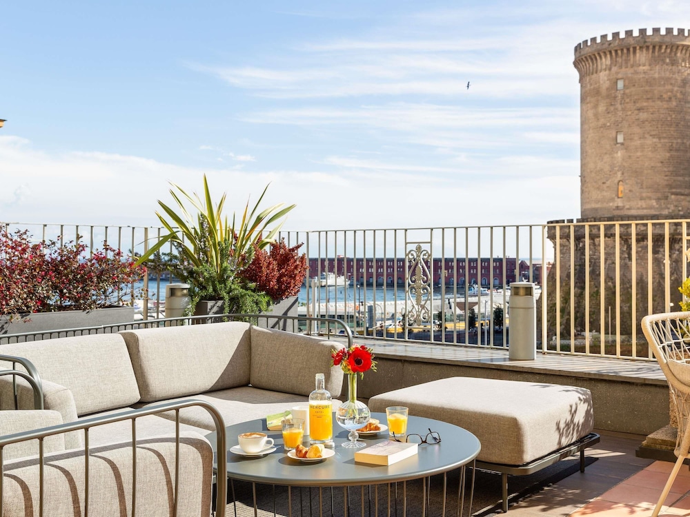Mercure Napoli Centro Angioino — Hotel rooms in Naples, Campania