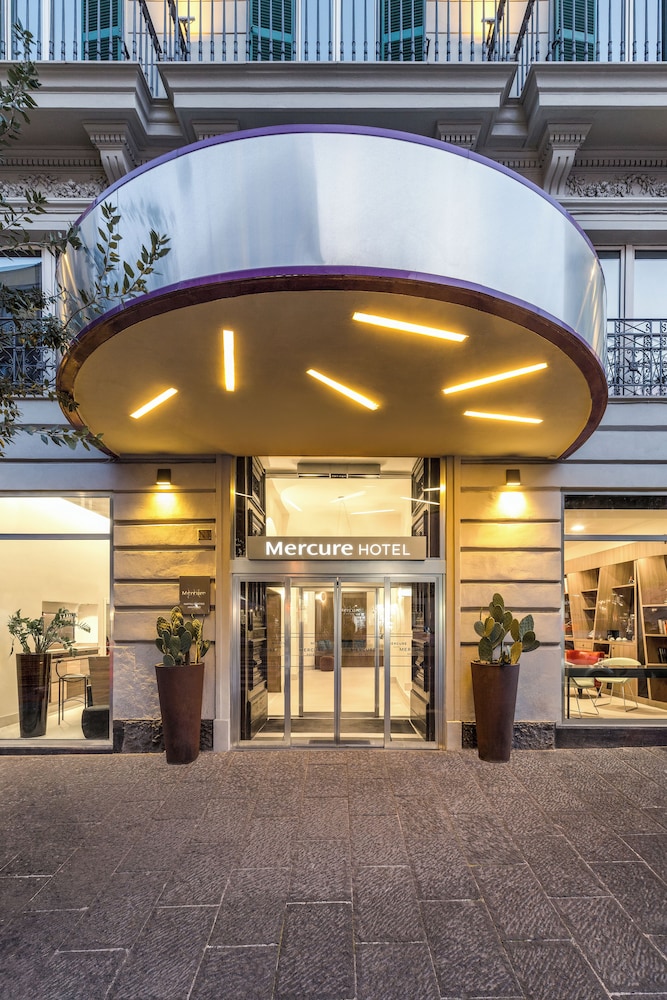 Mercure Napoli Centro Angioino — Hotel building in Naples, Campania