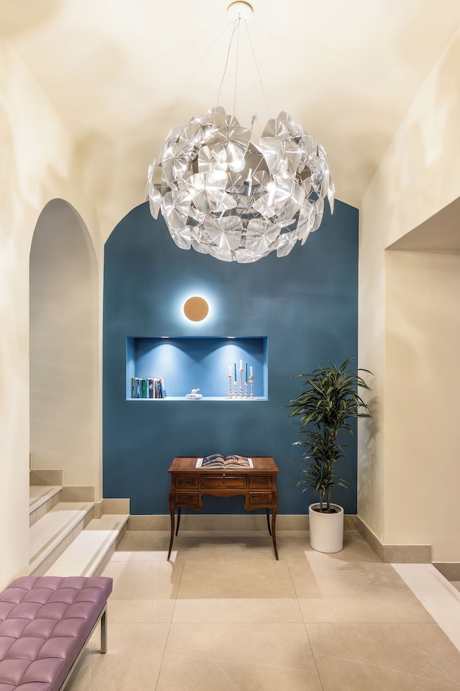 Mercure Napoli Centro Angioino — Hotel building in Naples, Campania