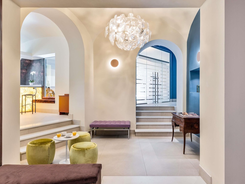 Mercure Napoli Centro Angioino — Hotel building in Naples, Campania