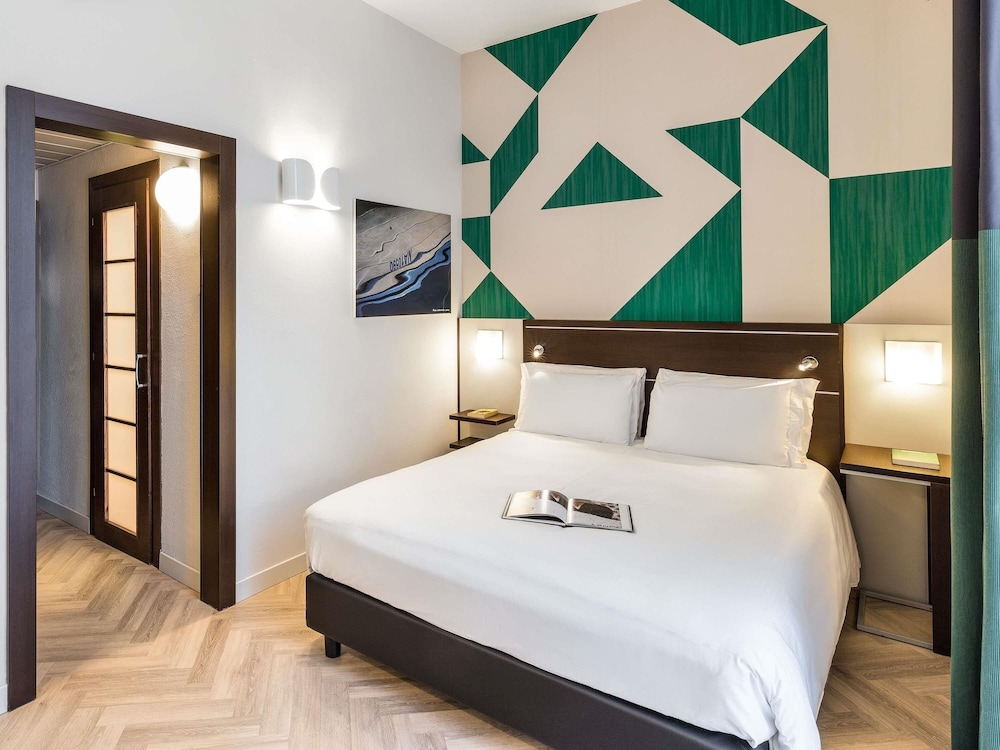 Mercure Napoli Centro Angioino — Hotel rooms in Naples, Campania
