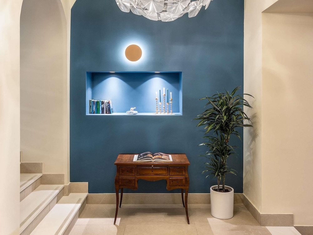 Mercure Napoli Centro Angioino — Hotel building in Naples, Campania