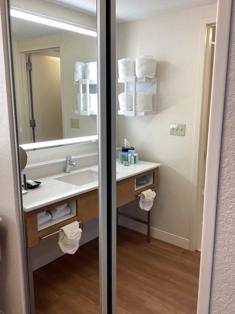 Hampton Inn & Suites Miami/Brickell-Downtown — Hotel rooms in Miami, Florida