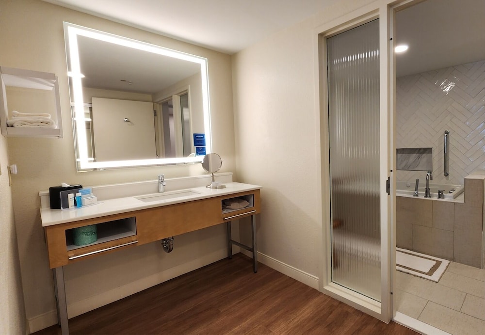 Hampton Inn & Suites Miami/Brickell-Downtown — Hotel rooms in Miami, Florida