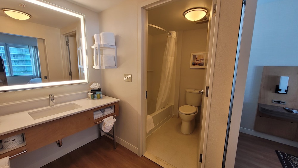 Hampton Inn & Suites Miami/Brickell-Downtown — Hotel rooms in Miami, Florida