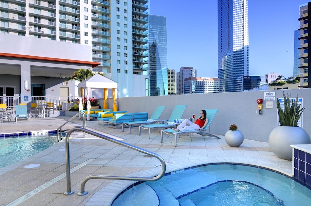Hampton Inn & Suites Miami/Brickell-Downtown — Swimming pool in Miami, Florida