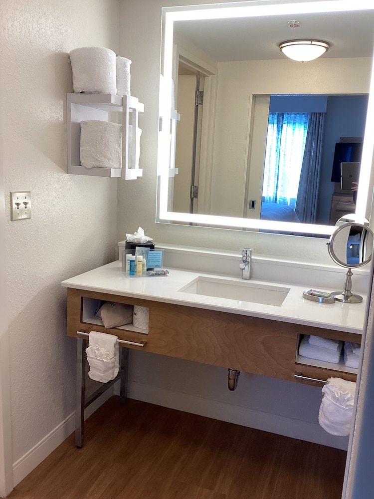 Hampton Inn & Suites Miami/Brickell-Downtown — Hotel rooms in Miami, Florida