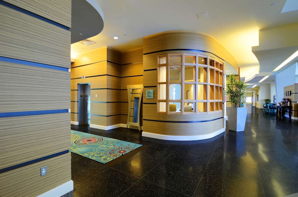 Hampton Inn & Suites Miami/Brickell-Downtown — Hotel building in Miami, Florida
