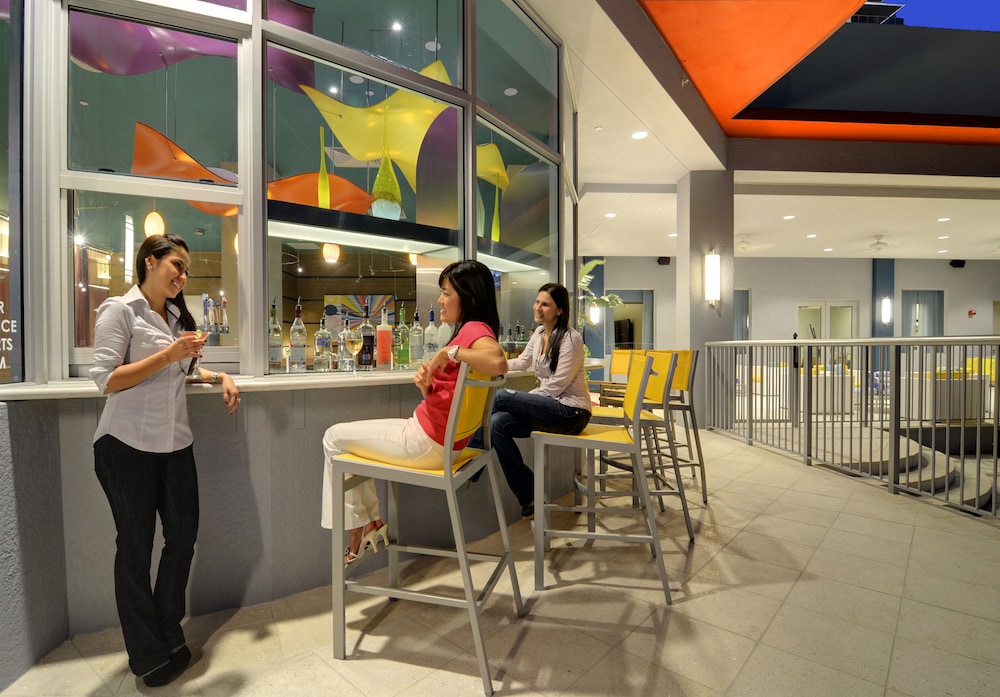 Hampton Inn & Suites Miami/Brickell-Downtown — Restaurant & bars in Miami, Florida