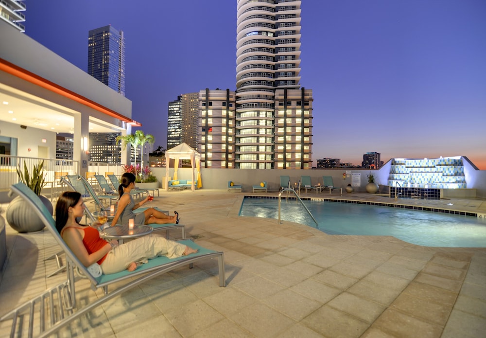 Hampton Inn & Suites Miami/Brickell-Downtown — Swimming pool in Miami, Florida