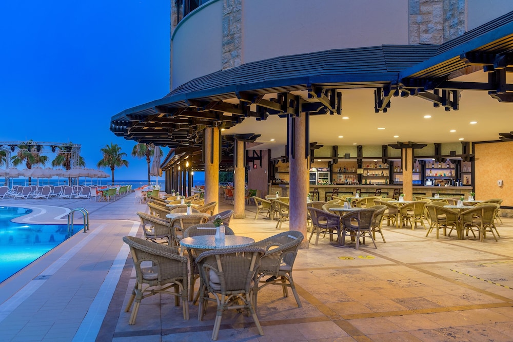 Club Melas PrivÃ© - All inclusive — Restaurant & bars in Side