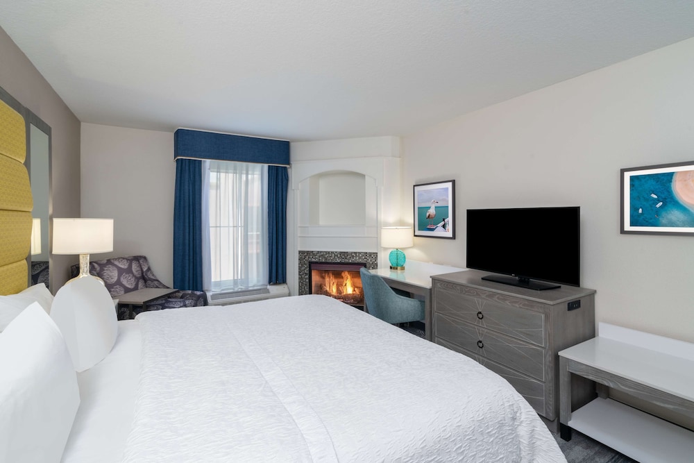 Hampton Inn and Suites Amelia Island Historic Harbor Front — Hotel rooms in Amelia Island, Florida