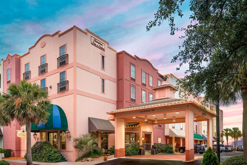 Hampton Inn and Suites Amelia Island Historic Harbor Front — Hotel building in Amelia Island, Florida