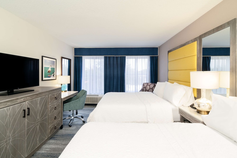 Hampton Inn and Suites Amelia Island Historic Harbor Front — Hotel rooms in Amelia Island, Florida
