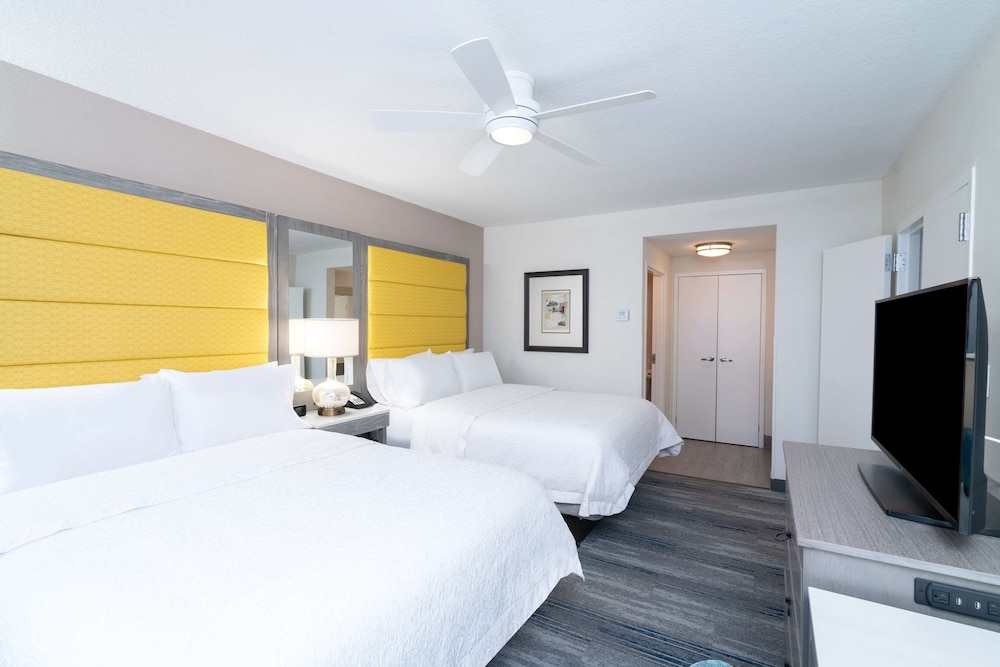 Hampton Inn and Suites Amelia Island Historic Harbor Front — Hotel rooms in Amelia Island, Florida