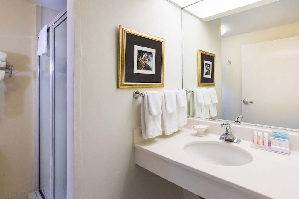 Hampton Inn and Suites Amelia Island Historic Harbor Front — Hotel rooms in Amelia Island, Florida
