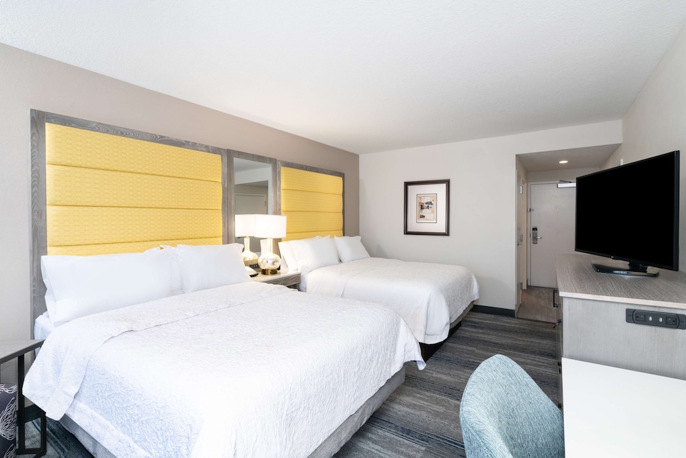 Hampton Inn and Suites Amelia Island Historic Harbor Front — Hotel rooms in Amelia Island, Florida