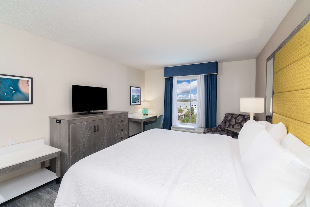 Hampton Inn and Suites Amelia Island Historic Harbor Front — Hotel rooms in Amelia Island, Florida