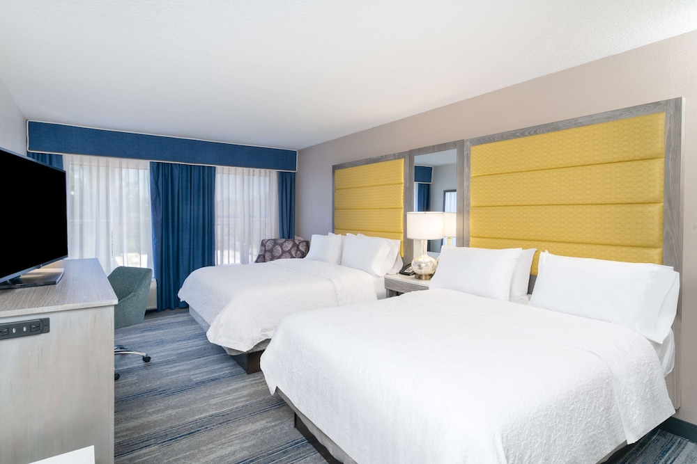Hampton Inn and Suites Amelia Island Historic Harbor Front — Hotel rooms in Amelia Island, Florida